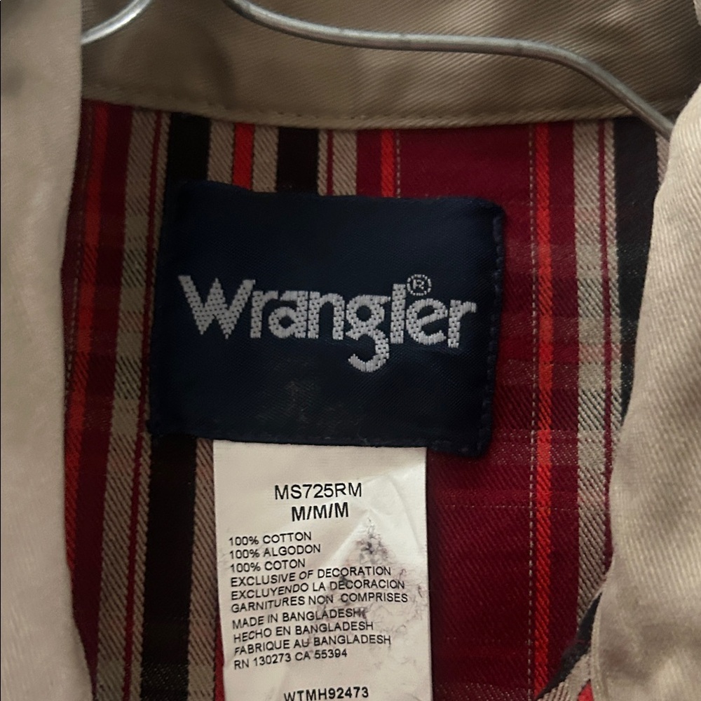 Closet clean out! Everything $5! Bundle today.Wrangler Shirt